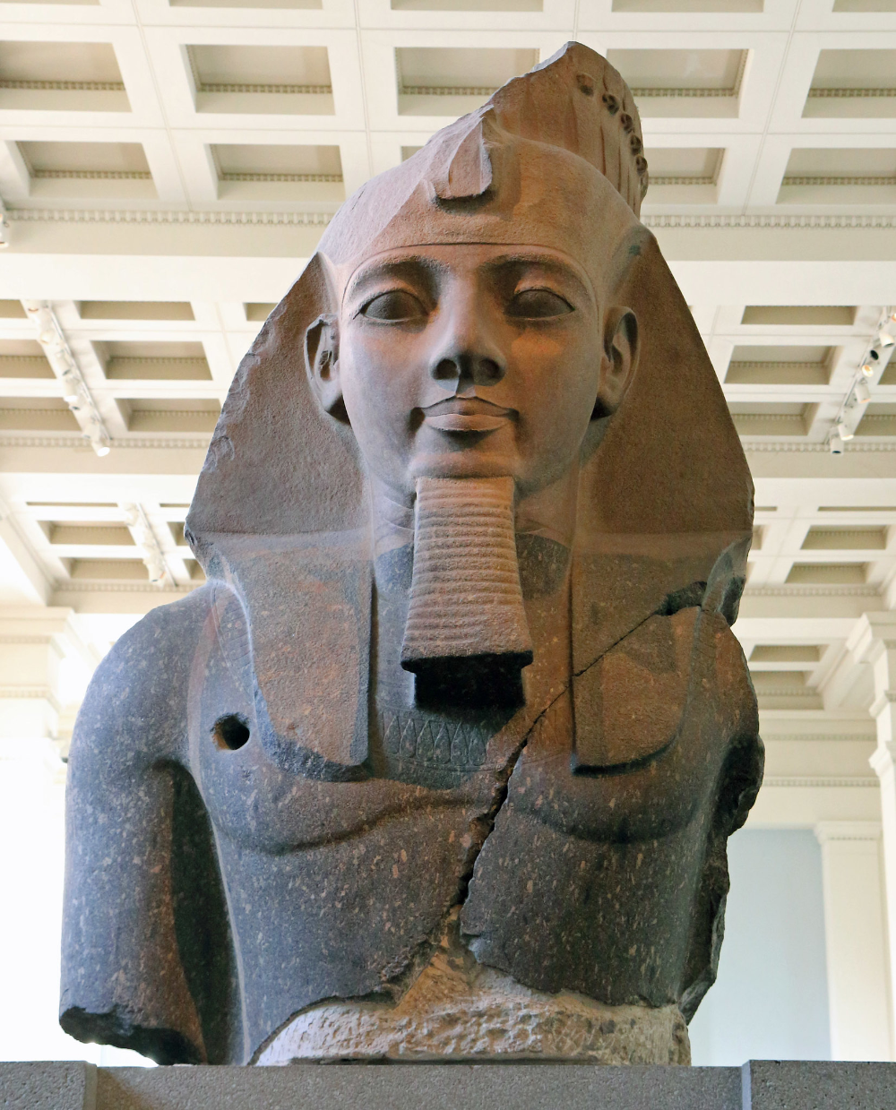 Fragment of the Younger Memnon colossal statue of Ramesses II in the British Museum, illustrating the precision of ancient Egyptian stone carving.