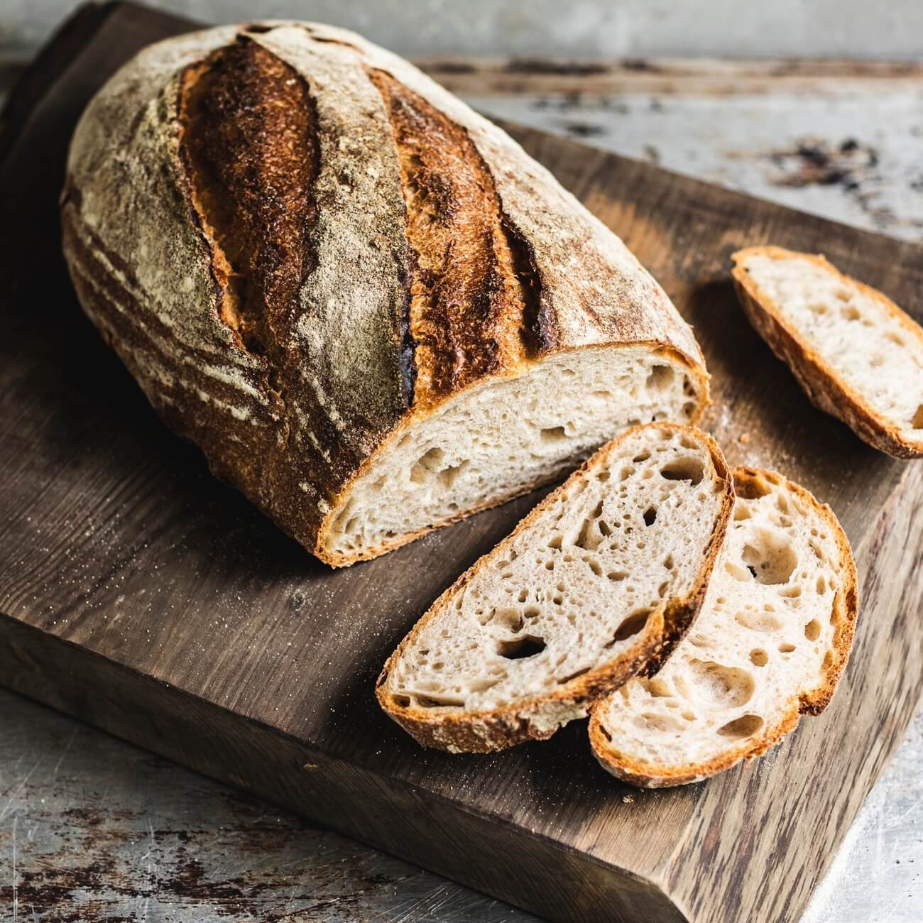 "Bukë, Kripë dhe Zemër" (Bread, Salt, and Heart) Court master carving